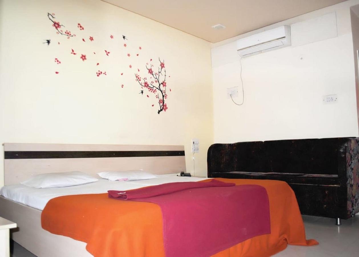 Hotel Kesari Nandan Latur ภายนอก รูปภาพ